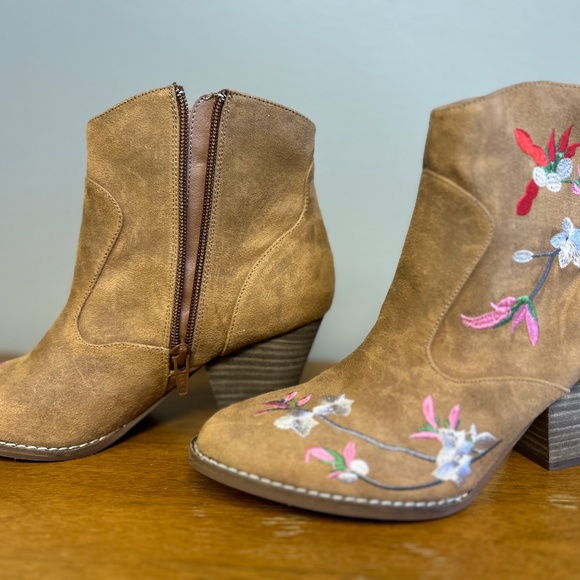 Diba Tan Suede Boho Booties with Floral Embroidery Size 6.5M - Picture 7 of 9